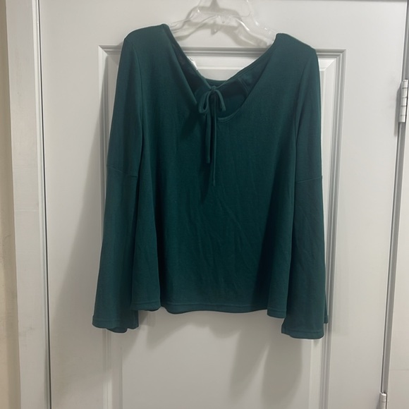 NWOT- green long sleeve top sz medium - Picture 4 of 5